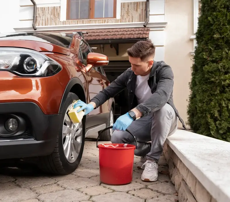 Lavage auto à domicile Thorée-les-Pins : professionnel intervenant sur un véhicule
